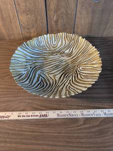 lot 39 image: Murano Glass Bowl with Gold Swirl Pattern