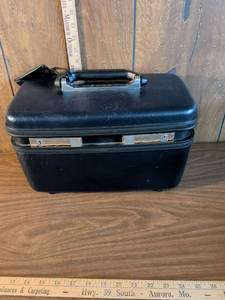 lot 83 image: Samsonite Train Case with Interior Compartments