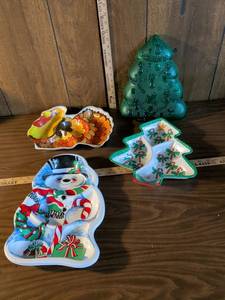 lot 87 image: Holiday Themed plastic Serving Plates Set