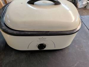 lot 117 image: Rival 18 Quart Roaster Oven with Removable Pans