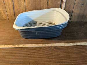 lot 163 image: Cat litter box