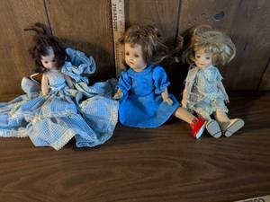 lot 167 image: Set of Three Porcelain Dolls in Blue Period Dresses