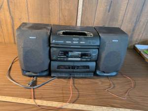 lot 175 image: Sony 3 CD Changer Stereo System with Dual Cassette and Speakers