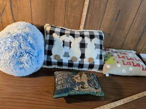 lot 184 image: Holiday Decorative Pillow Collection Set