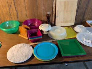 lot 189 image: Mixed Kitchen and Dinnerware Collection Lot