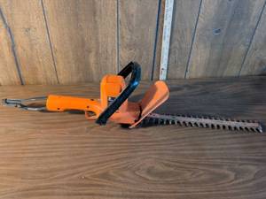 lot 199 image: Black & Decker 16 Inch Electric Hedge Trimmer