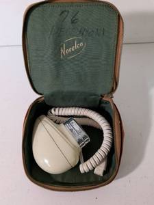 lot 242 image: Norelco Electric Shaver with Carrying Case