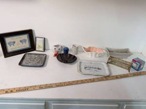 lot 260 image: Mixed Home Decor and Collectibles Lot