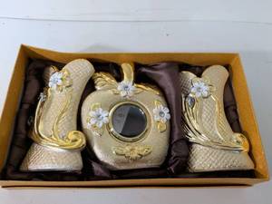 lot 262 image: Gold Decorative Vanity Mirror Set with Floral Ornaments