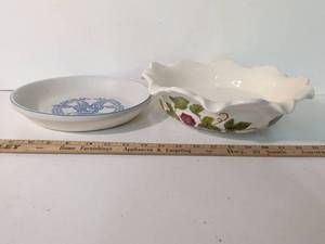 lot 302 image: Decorative Ceramic Bowls Set - Blue Folk Art and Floral Pattern