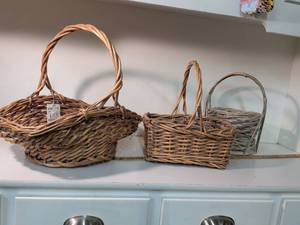 lot 306 image: Wicker Basket Set with Handles