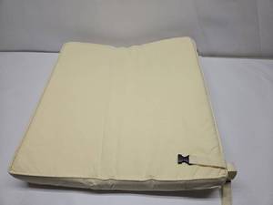 lot 216 image: Creamy yellow Outdoor Patio Chair Cushion with Ties