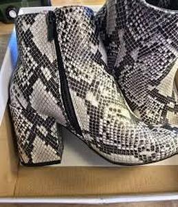 lot 59327 image: Bamboo Womens Ankle Boots Sz 8. 5 M Snakeskin Look Heel Black & White
