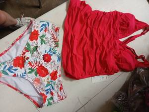 lot 30564 image: Womens Floral Print and Solid Color Swimsuit Set Size M - Retail $15