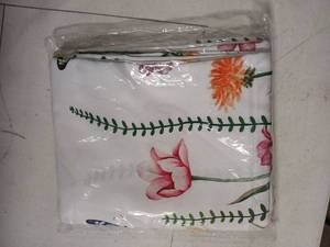 lot 30568 image: Floral Print Tablecloth 60x104 - Retail $15
