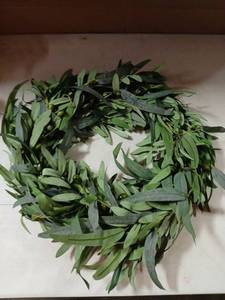 lot 23152 image: Green Leaf Decorative Wreath - Retail $15