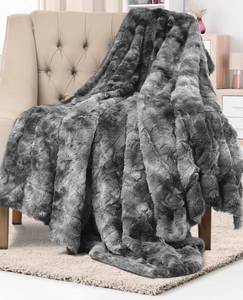 lot 11822 image: Everlasting Comfort Soft & Comfortable Gray Faux Fur Throw Blanket for Couch - (50x65) Minky & Fluffy Fall Blankets & Throws, Plush Fuzzy Cover for Bed, Sofa & Living Room - Cozy Home Decor