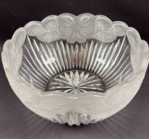 lot 149 image: Vintage Lausitzer Crystal Serving Bowl with Floral Scalloped Edge 8.5 Inch Diameter