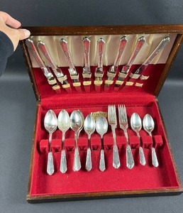 lot 156 image: Silver Plated Flatware Set with Wooden Storage Case (8) Forks (7) Teaspoons (8) Tablespoons (8) Knives (1) Sugar Spoon