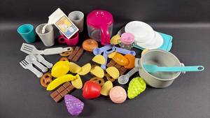 lot 165 image: Childrens Kitchen Toys with Utensils and Play Food