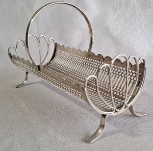 lot 51 image: VTG Silver Plated Reticulated Decorative Biscuit, Cracker Caddy