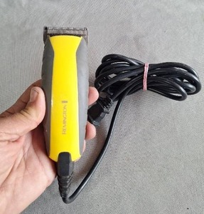 lot 66 image: Remington Electric Hair Clipper - Working