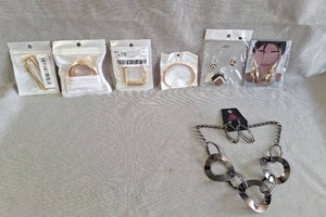 lot 96 image: New Jewelry