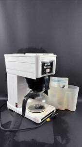 lot 15 image: Vintage Bunn Pour-Omatic Home Coffee Maker with Glass Carafe Powers Up
