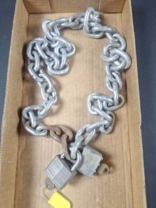 lot 191 image: Security Chain with Locks and Key