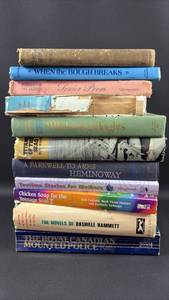 lot 215 image: Vintage Books Variety