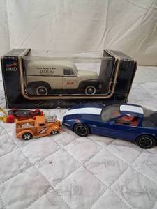 lot 4 image: Liberty Classics Maytag Panel Van Diecast Model with 2 Loose Die-Cast Cars