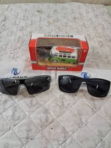 lot 11 image: Denver Models Volkswagen Bus with Dinosaur Accessory and Paleshy Sunglasses Bundle