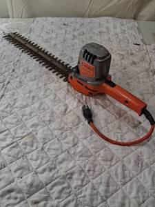 lot 24 image: Black & Decker U-272 Deluxe Electric Hedge Trimmer