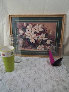 lot 28 image: Mixed Home Decor and Glassware Collection