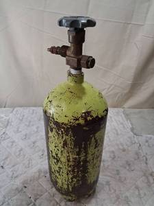 lot 50 image: Industrial Oxygen Tank with Regulator Valve