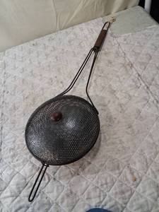 lot 54 image: Long Handle Metal Mesh Kitchen Strainer with Wood Knob