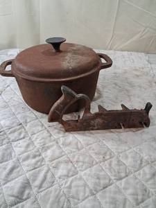 lot 71 image: Cast Iron Dutch Oven with Lid and Trivet Stand