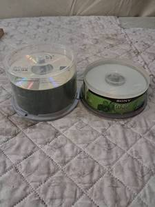 lot 83 image: Blank CD-R and CD-RW Disc Spindle Bundle