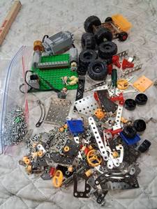 lot 112 image: LEGO Robotics Building Set with Motors and Parts