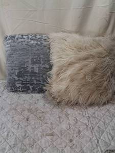lot 120 image: Decorative Throw Pillow Set - Faux Fur and Textured Fabric
