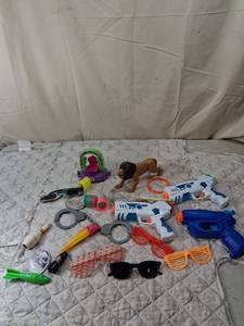 lot 148 image: Mixed Toy Lot with Water Guns and Accessories