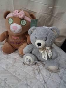 lot 160 image: Mothers Day Teddy Bear Set with Spa Day Bear and Gray Love Bear