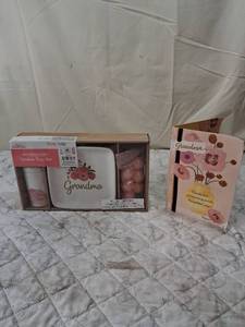 lot 162 image: Mothers Day Grandma Trinket Tray Set with Bath Products and Card