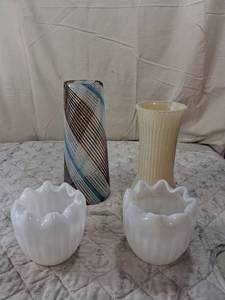 lot 178 image: Mixed Glass and Milk Glass Bowl Collection