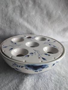 lot 505 image: Lillian Vernon Blue Floral Ceramic Egg Holder Tray
