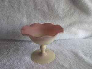 lot 512 image: Frosted Glass Compote Bowl with Scalloped Edge