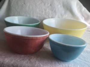 lot 2504 image: Pyrex Nesting Mixing Bowl Set - 4 ct