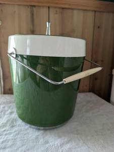 lot 2513 image: Green and White Plastic Ice Bucket with Handle