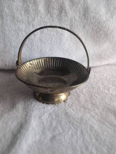 lot 3013 image: Small Solid Brass Basket with Handle