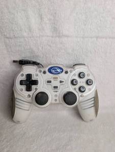 lot 3502 image: Game Elements Recoil White USB Gaming Controller